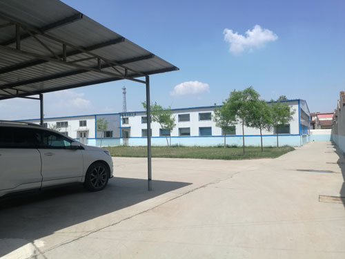 德州健之源地處魯西北平原，毗鄰黃河故道森林公園，生產(chǎn)條件環(huán)境優(yōu)越，擁有現(xiàn)代化的廠房，標(biāo)準(zhǔn)化的生產(chǎn)車間，公司擁有三證：SC食品生產(chǎn)許可證、GMP證、食品出口生產(chǎn)企業(yè)證書，生產(chǎn)過程中采用ISO22000管理體系進(jìn)行科學(xué)管理，并擁有近十年的生產(chǎn)加工經(jīng)驗(yàn)，產(chǎn)品口感、湯色、功效等各項(xiàng)指標(biāo)均能達(dá)到客戶滿意，生產(chǎn)采用全自動帶線帶牌袋泡茶包裝機(jī)生產(chǎn)線，有全套的粉碎和超微粉碎、分篩、烘干、滅菌、制粒、制袋等設(shè)備，科學(xué)的生產(chǎn)工藝和嚴(yán)格規(guī)范的滅菌殺毒技術(shù)。